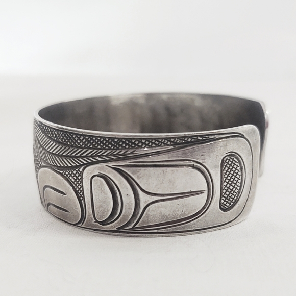 First Nation Paddy Seaweed Signed Sterling Silver Raven Cuff Bracelet - Picture 3 of 11